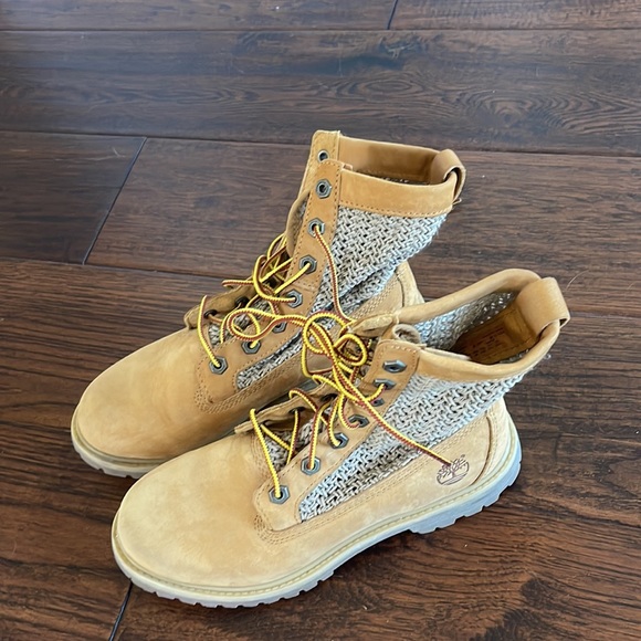 TIMBERLAND Women’s crochet Timberlands - sz 6.5. Excellent condition. - Picture 3 of 3